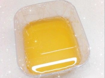 step7: 1. 然後，加入檸檬汁，拌勻 2. 再加入魚膠粉水，拌勻 3. 倒入模具中（先舖上保鮮紙），放進雪櫃冷藏至凝固，脫模，切粒，放進雪櫃冷藏，備用