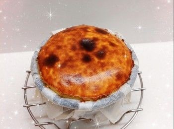 step4: 1. 預熱15分鐘（220°），放中層，先焗約14-16分鐘至表面呈焦糖色（如蛋糕表面不太上色，可放上層，再焗約2分鐘） 2. 完成後，將蛋糕模在已墊枱布的桌面上輕摔兩下（使熱氣散走），放涼，將蛋糕放進雪櫃冷藏1晚，脫模，放進雪櫃冷藏，備用