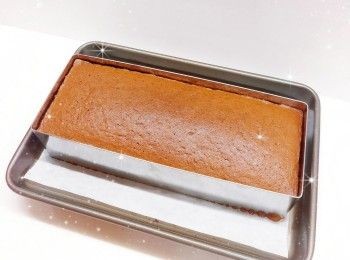 step7: 1. 先將已脫模的海綿蛋糕平均切片（先從底部開始切片；只需2片便可；蛋糕片厚度必需相約；可在每片蛋糕片上薄薄的掃上一層糖水；熱水和糖的比例※2：1），在底部的一片（底部的一片蛋糕片承托力較好）均勻的塗上一層忌廉夾心