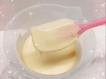 step2: 1. 再加入淡忌廉和鮮奶（分3次），用打蛋器拌勻 2. 最後，用篩加入粟粉，拌勻至無粉粒 3. 粉漿過箍，加入柚子醬和檸檬汁，拌勻，即可 4. 將粉漿倒入模具中（舖上牛油紙），在桌面上敲幾下震出氣泡