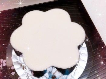 step8: 1. 食用前從雪櫃取出，用熱毛巾包圍蛋糕模外圍約30秒（令蛋糕外圍軟化），即可輕易將蛋糕脫模 2. 最後，在<span class="group_2">芝士蛋糕</span>表面塗上蛋黃液，用火槍燒至微焦，即可