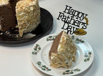 step1: 蛋糕糊：
蛋黃加入少許糖拌勻（取蛋白霜的糖）
植物油、朱古力粉混合
加入拌勻
加入低筋粉徹底拌勻成 蛋糕糊