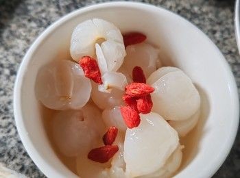 step3: 放上杞子用電飯煲格水蒸半小時