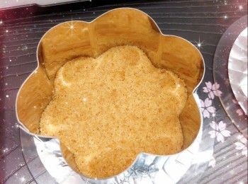 step3: <span class="group_1">餅底</span>： 1. 先將消化餅打碎成幼沙狀 2. 牛油加熱至溶化成牛油溶液（可用微波爐加熱），加入餅碎，拌勻 3. 然後放入慕絲圈，平均壓實成<span class="group_1">餅底</span>，放進冰格冷凍至凝結，備用