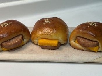 step1: 麵團：
材料全部混合（牛油除外）
麵團成團後 加入牛油
麵團靜置30分鐘
第一次發酵 約1小時