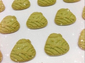 step8: 1. 預熱5分鐘（160°），放中層，焗28-32分鐘 2. 用餘溫再焗約2分鐘左右（餘溫可令曲奇更脆口；不需焗至太上色，否則會影響開心果的顏色，令鮮綠色變成黃綠色），放涼，即可