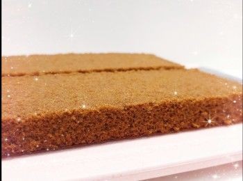step9: 1. 再舖上面層的蛋糕片，將抹忌廉裝飾塗滿整個蛋糕表面（由於蛋糕表面會做唧花裝飾，所以只需薄薄一層抹忌廉裝飾便可，不需修飾平整），用抹刀稍微抹平和修飾