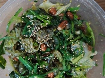 step2: 將所有香菜配料切段刨絲備用，蕎頭切薄片
