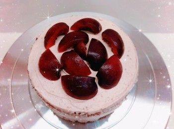 step14: 1. 最後，舖上面層的蛋糕片，將抹忌廉裝飾塗滿整個蛋糕表面和周圍，用抹刀抹平和修飾表面光滑平整，放進雪櫃冷藏至少2小時