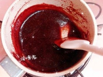 step9: 1. 加入糖和檸檬汁，以小火煮至所需的濃稠度（約15-20分鐘；邊煮邊攪拌） 2. 完成後，盛出，待涼，放進雪櫃冷藏至少5小時（冷藏後，果醬會比較濃稠一點）