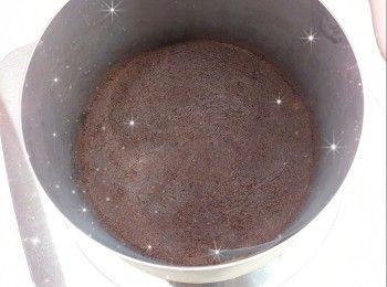 step1: <span class="group_1">餅底</span>： 1. 先將消化餅打碎成幼沙狀 2. 牛油加熱至溶化成牛油溶液（可用微波爐加熱），加入餅碎和可可粉，拌勻 3. 然後放入蛋糕模具，平均壓實成<span class="group_1">餅底</span>，放進冰格冷凍至凝結，備用