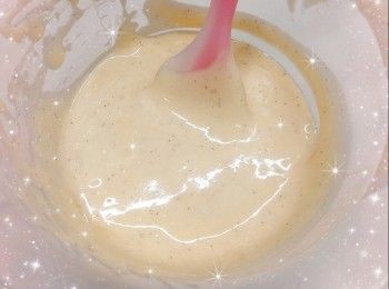 step7: 1. 預熱5分鐘（180°），放中層，先焗6-8分鐘至蛋糕邊緣開始凝固及表面結皮，取出，用刀子在中央輕輕的割一直線（可省略，直接繼續烤焗即可，因為劃線可使蛋糕表面的裂紋漂亮均勻），然後再焗16-18分鐘（170°）