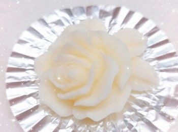 step5: 1. 倒入模具中，蓋上保鮮紙，放進冰格冷凍至少4小時至硬身，脫模，即可