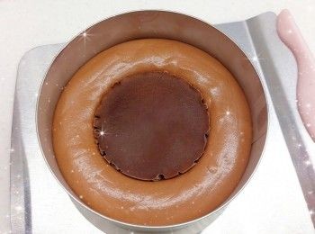 step9: 1. 最後，慢慢倒入剩下的慕絲，再輕輕搖晃使慕絲表面平整／用抹刀抹平表面 2. 蓋上保鮮紙，放進雪櫃冷藏至少3小時至凝固 3. 食用前從雪櫃取出，用熱毛巾包圍蛋糕模外圍約30秒（令蛋糕外圍軟化），即可輕易將蛋糕脫模