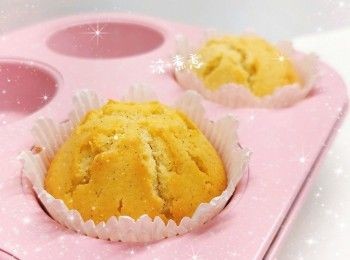 step3: 1. 粉漿加入蛋糕紙托中（8成滿），在桌面上敲幾下震出氣泡 2. 預熱5分鐘（170°），放中層，焗約20-25分鐘至表面上色均勻，即可