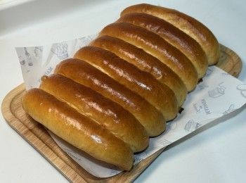 step1: 麵團：8條
材料全部混合（牛油除外）
麵團成團後 加入牛油
麵團靜置30分鐘
取出搓成光滑麵團
第一次發酵 約1小時