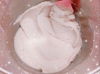 step7: 1. 完成後，先將蛋糕模在已墊枱布的桌面上（距離桌面大概10 cm）輕摔兩下（使熱氣散走，防回縮），然後馬上倒扣放在物件上（如不倒扣會回縮，中間一定會凹下去，無法撐起，倒扣是利用地心吸力的幫助，維持整個蛋糕該有的高度和形狀） 2. 放涼至蛋糕完全冷卻後，即可脫模（完全冷卻的蛋糕才可以定型；成功的狀態是放涼後沒回縮，沒凹底）