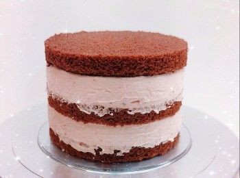 step16: <span class="group_4">黑朱古力淋醬</span>： 1. 將黑朱古力用熱水坐溶（亦可用微波爐加熱1.5分鐘成朱古力醬；朱古力加熱不可超過50°，否則會變質而失去光澤） 2. 淡忌廉用微波爐加熱10秒至微暖，加入黑朱古力醬，拌勻至黑朱古力滑身（呈令面），放涼／放進雪櫃冷藏至所需的濃稠度 3. 然後將淋醬加入唧袋，沿著蛋糕邊緣慢慢唧出適量的淋醬 4. 讓朱古力淋醬緩緩流下，自然滴落 5. 再將剩下的淋醬唧滿整個蛋糕表面（由外圍打圈唧至中心），放進雪櫃冷藏至凝固