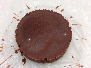 step4: <span class="group_2">朱古力流心餡</span>： 1. 將黑朱古力用熱水坐溶（亦可用微波爐加熱1.5分鐘成朱古力醬；朱古力加熱不可超過50°，否則會變質而失去光澤） 2. 鮮奶用微波爐加熱10秒至微暖，加入黑朱古力醬，拌勻至黑朱古力滑身（呈令面） 3. 然後倒入模具中（先舖上保鮮紙；模具需比蛋糕模小1.5倍），放進冰格冷凍，備用