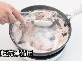 step3: 鹹豬骨放凍水內，中火滾起再滾3分鐘