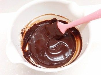 step7: 1. 淡忌廉用電動打蛋器以「5 檔」打至7成企身（即中性發泡，拿起打蛋器尾巴呈現彎曲的狀態；打發時間約1.5分鐘；不時留意忌廉的變化，打至有紋路就要加倍留意，如打得太耐會唔夠滑，過度打發亦會使忌廉油水分離，變成牛油狀，若出現此情況，可加2湯匙未打發的忌廉手打至回復正常），備用 2. 將已混合鮮奶的魚膠粉加入朱古力醬，攪拌至完全均勻 3. 先加入1／3已混合鮮奶魚膠粉的朱古力醬，拌勻，再將餘下的已混合鮮奶魚膠粉的朱古力醬加入，充分拌勻成朱古力慕絲