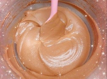 step8: 1. 先將2／3的慕絲倒在已凝結成形的<span class="group_1">餅底</span>上，然後將已結凍的朱古力放在慕絲中間部份（流心餡與模具之間必需留位，不能太貼近模具邊緣，否則切開慕絲蛋糕時，流心餡會因太貼近蛋糕邊位而容易流出），輕輕按壓使朱古力和慕絲成同一水平的高度（作用將慕絲推向邊緣位置，固定流心餡在蛋糕中心位置）