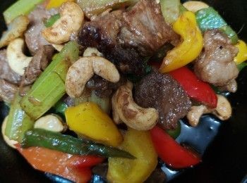 step6: 灑上唐芹及腰果兜勻掛汁上碟