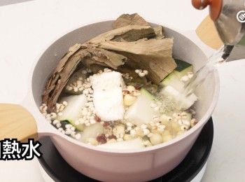 step13: 加熱水，中火煲至滾起