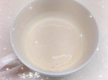 step3: 1. 加入栗子茸（分4-5次，每次加入忌廉鮮奶後，必需攪拌至完全混合，才可再次加入忌廉鮮奶；否則栗子茸容易起顆粒）攪拌至完全均勻，過箍，即成幼滑流心栗子餡