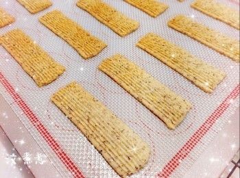 step8: 1. 預熱5分鐘（160°），放中層，焗約14-16分鐘（時間視乎厚薄而定） 2. 然後再焗1-2分鐘（220°）至表面金黃（調高溫度上色） 3. 最後用餘溫再焗2分鐘（餘溫可令曲奇更上色和脆口），放涼，即可