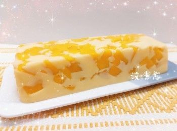 step7: 1. 將剩餘的布丁水慢慢及輕力的倒在半凝固的布丁上，放進雪櫃冷藏至凝固，脫模（可用牙籤沿模具邊緣畫一圈，然後將模具浸泡熱水約15秒／將模具倒轉，用熱毛巾包圍模具外圍約30秒／用熱水沖一下膜具，令布丁外圍軟化，較容易將布丁脫模），即可