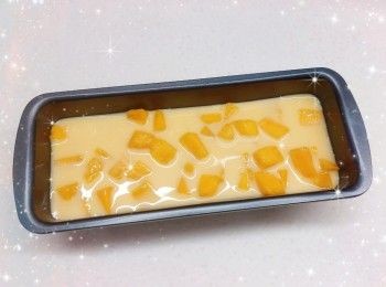 step5: 1. 啫喱粉溶於熱水中，攪拌至完全溶解後，加入室溫水，拌勻，放涼 2. 加入鮮奶和花奶（必需待啫喱水完全放涼才可加入，可避免啫喱水與奶脂分離，否則容易造成奶塊凝固的情況），拌勻後倒入模具中（剛好覆蓋芒果粒即可），放進雪櫃冷藏1小時至半凝固