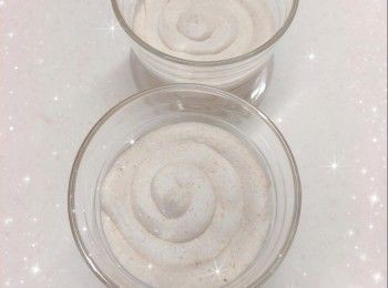 step5: 1. 先舖一層瑪莉餅碎（不用太厚） 2. 用唧袋唧一層忌廉，由外圍打圈唧至中心（力度及速度要均勻，中間不可以有空隙） 3. 再舖一層餅碎（舖完後，用匙羹輕輕在木糠表面向下壓） 4. 一層一層舖好後，放進雪櫃冷藏至凝固