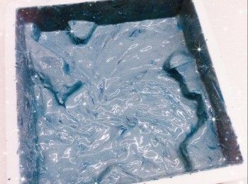 step8: 1. 先用掃子沾適量的黑灰色朱古力溶液，隨意塗在模具上，再塗上深藍色朱古力溶液，然後塗上藍色朱古力溶液（向同一個方向並順紋理；3種不同程度深淺的藍色和黑灰色可疊著塗上），放進雪櫃冷藏至凝固 2. 然後在模具均勻的塗上一層朱古力溶液，再放進雪櫃冷藏約10-15分鐘至凝固（必需待完全凝固，才可再塗第2層） 3. 最後薄薄的塗上第2層朱古力溶液，放進雪櫃冷藏至凝固，備用