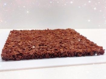 step5: 1. 加入薄脆片／無糖粟米片（必需待朱古力溶液完全放涼才可加入，否則會影響<span class="group_1">朱古力脆脆</span>的鬆脆口感），攪拌至完全混合 2. 先在蛋糕模具鋪上牛油紙，再將<span class="group_1">朱古力脆脆</span>倒在已鋪牛油紙的蛋糕模具上，攤平壓實，放進雪櫃冷藏30分鐘至凝結，備用