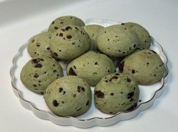 step1: 牛奶、牛油、糖稍微加熱至牛油溶化
離火。
加入薄荷汁
加入中筋粉拌勻
開小火拌煮至濃稠
離火。