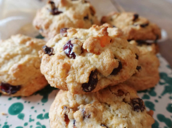 step3: 將麵糰分成小份，放在鋪有烘焙紙的焗盤上，放入已預熱180度焗爐，焗約15-18分鐘即成！