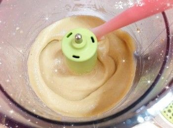 step4: 1. 將攪拌杯翻轉，倒出倒汗水，然後逐少加入鮮奶（需分次加入，調整濃稠度），啟動「攪拌」模式，打成栗子茸，待涼