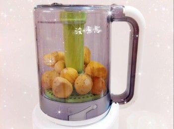 step2: 1. 將適量的水加入蒸煮攪拌機，裝好攪拌杯，啟動「蒸煮」模式