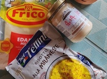 step1: 先備好材料，午餐肉/燒肉（脆皮起出來肉和肥膏切碎粒)切紅蔥粒以小火白鑊爆香