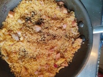 step4: 其間不時插攪拌至水份吸收又著少加入白酒煮