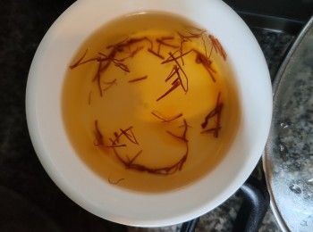 step3: 用開水浸藏红花水讚入意大利米內煮