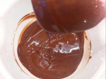 step1: <span class="group_1">朱古力脆脆</span>： 1. 將牛奶朱古力和黑朱古力用熱水坐溶（亦可用微波爐加熱1.5分鐘成朱古力醬；朱古力加熱不可超過50°，否則會變質而失去光澤） 2. 加入牛油（牛油先用熱水坐溶／用微波爐加熱至溶化成牛油溶液），拌勻，放涼