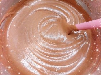 step11: 1. 然後倒入已冷藏至凝固的<span class="group_2">朱古力脆皮外層</span>中，再將已凝結的<span class="group_1">朱古力脆脆</span>放在慕絲中間部份，輕輕按壓使<span class="group_1">朱古力脆脆</span>和慕絲成同一水平的高度（作用將慕絲推向邊緣位置，固定<span class="group_1">朱古力脆脆</span>在蛋糕中心位置）