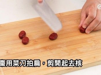 step10: 紅棗用菜刀拍扁