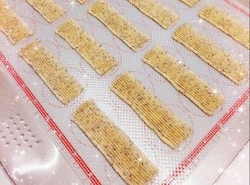 step3: 1. 用篩逐少加入低筋麵粉、高筋麵粉和粟粉（分3次，加到第3次時可用手將粉團搓勻至光滑） 2. 粉團加入唧袋，於不黏烤盤上唧出花紋