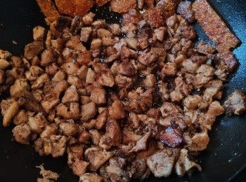 step3: 將碟抹油放一份蝦膠鋪底做墊走魚身效果，陳皮浸軟刮囊切絲，黑蒜及攬角切碎粒及豬油渣鋪上魚身上並淋上猪油