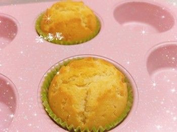 step3: 1. 粉漿加入蛋糕紙托中（8成滿），在桌面上敲幾下震出氣泡 2. 預熱5分鐘（180°），放中層，焗約20-25分鐘至表面上色均勻，即可