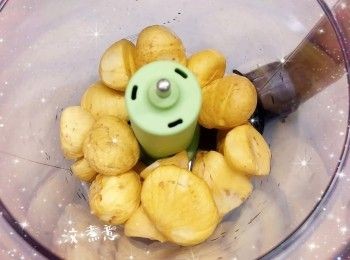 step1: 1. 栗子去殼（先把栗子外殼界一個十字，用微波爐以高溫加熱30秒，外殼即會自動分離※注意※必需先將外殼界開，否則可能會引起微波爐故障）和去衣（把栗子加入沸水中，用微波爐加熱2分鐘，將栗子沖洗2-3次，再加入水中，浸泡約1分鐘，即可快速且輕易的褪去栗子衣），洗淨，放入攪拌杯中，備用