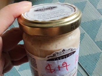 step1: 將蟹味菇，红蔥頭，蒜頭切成碎粒白鑊炒烘走水份后